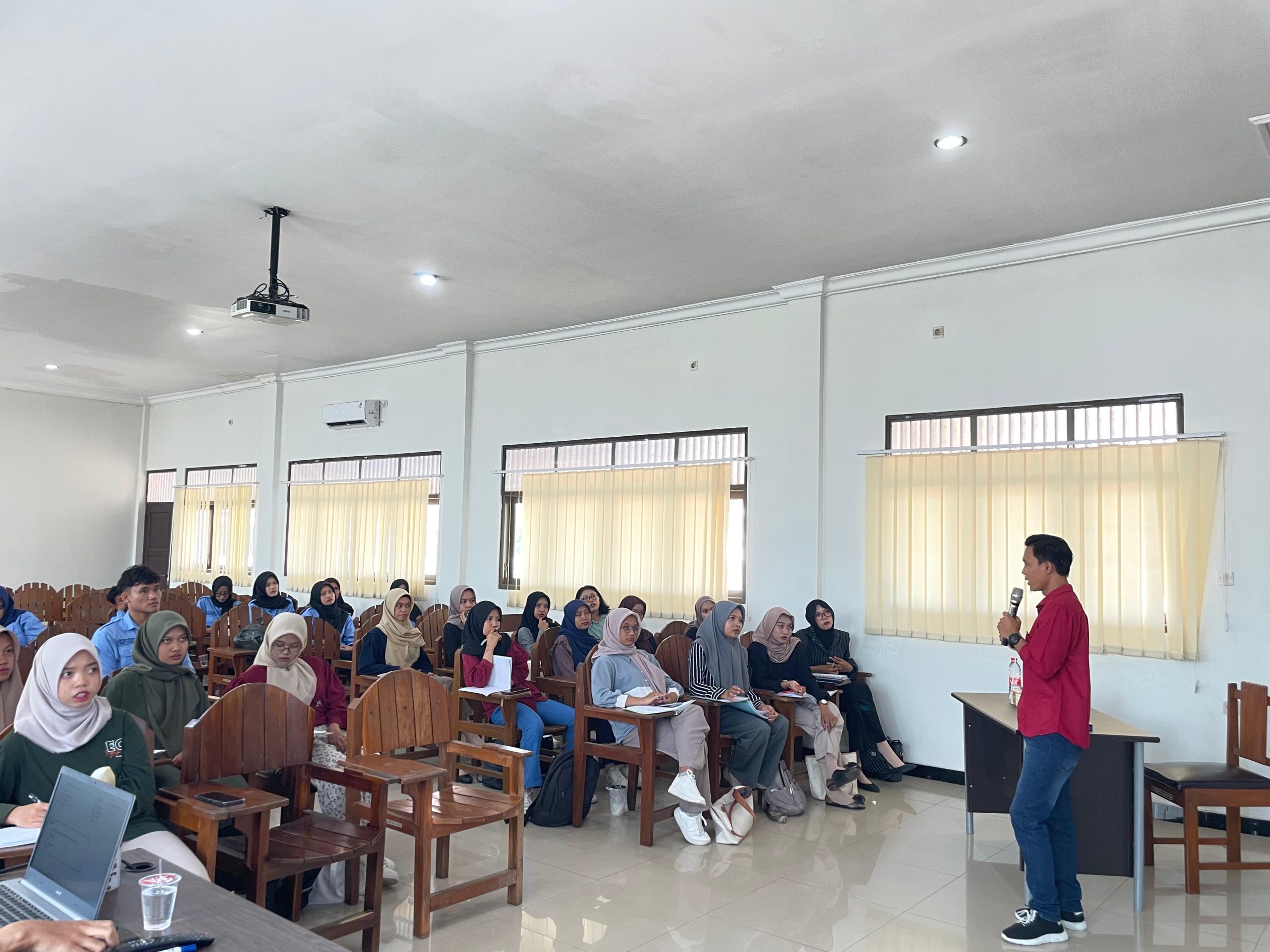 WorkshopSuasana penyampaian materi dalam Workshop TOEFL UPB oleh instruktur Horizon English Kebumen. TOEFL kolaborasi Horizon English Kebumen dan UKM English Club Universitas Putra Bangsa (UPB).