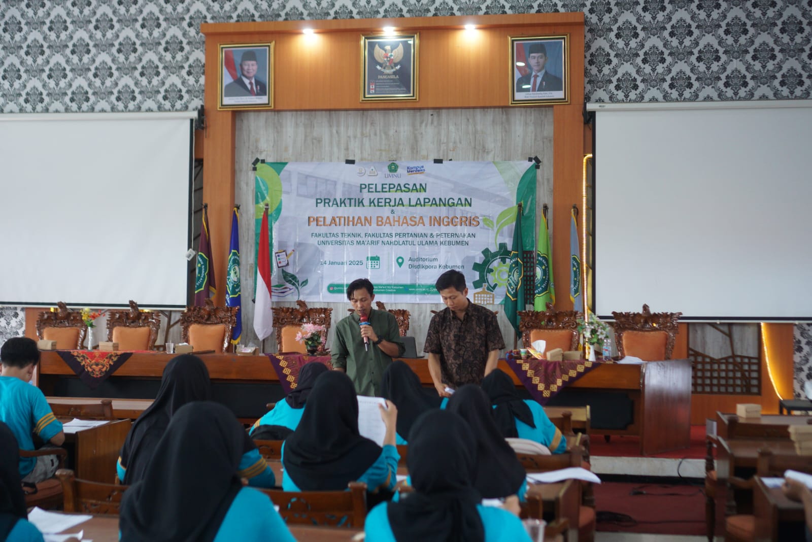 Suasana penyampaian materi Workshop TOEFL UMNU oleh instruktur Horizon English Kebumen kepada mahasiswa Fakultas Teknik sebagai syarat Sempro.
